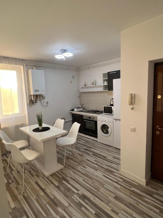 White One Appartement Petroşani Buitenkant foto